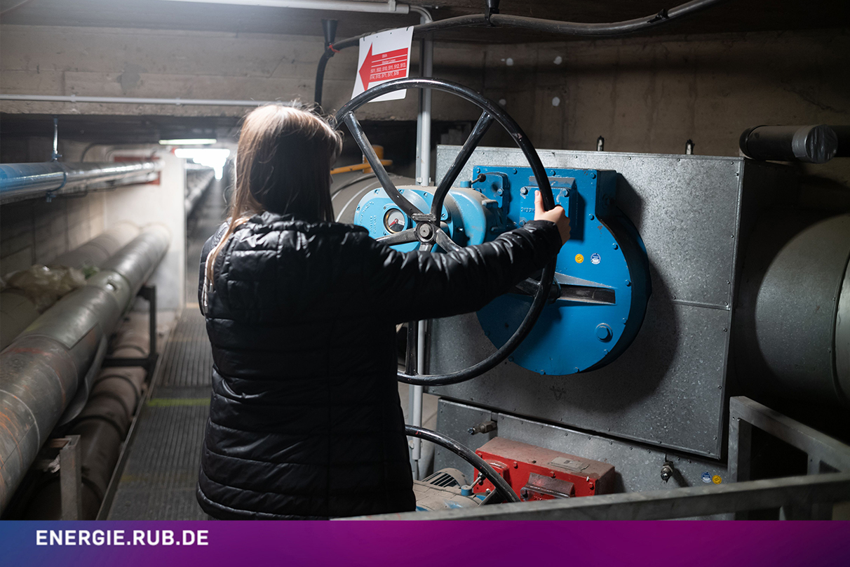 Frau dreht an einem Rad